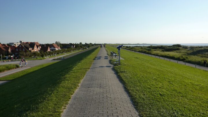 Deich mit Blick auf das Wattenmeer